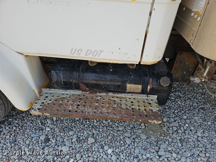 image for item DO2842 2001 Freightliner FL50  box truck