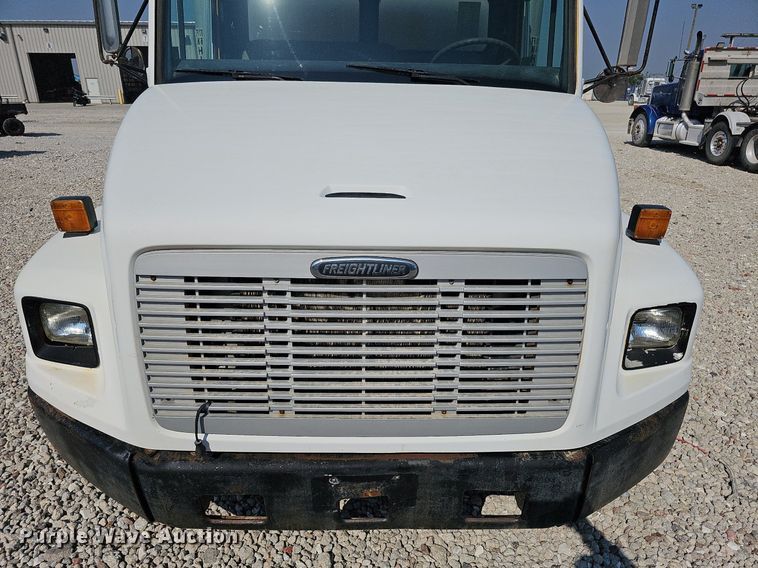 image for item DO2842 2001 Freightliner FL50  box truck