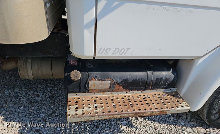 image for item DO2842 2001 Freightliner FL50  box truck