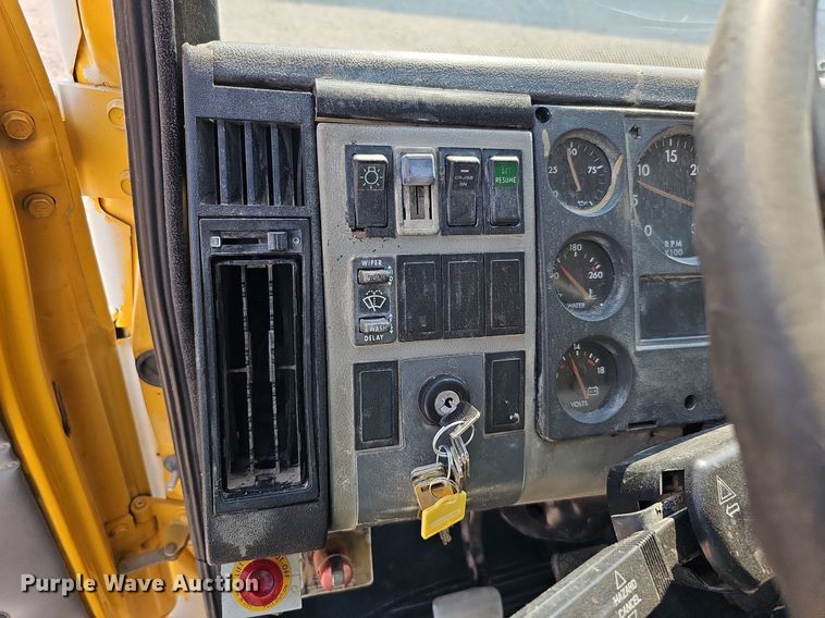 image for item DO2842 2001 Freightliner FL50  box truck