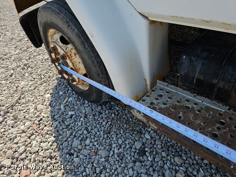 image for item DO2842 2001 Freightliner FL50  box truck