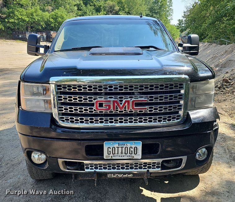 image for item DO2844 2011 GMC Sierra 2500HD Denali  Crew Cab pickup truck