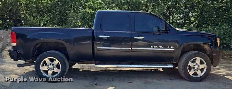 image for item DO2844 2011 GMC Sierra 2500HD Denali  Crew Cab pickup truck