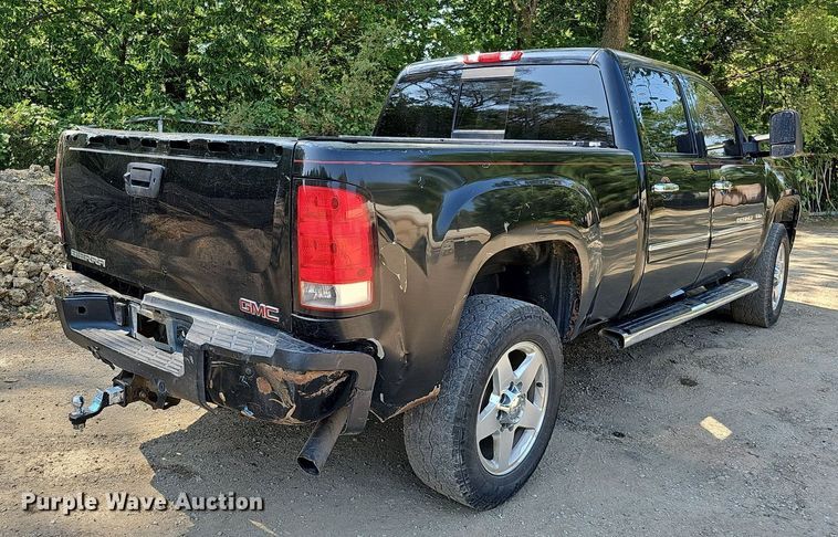 image for item DO2844 2011 GMC Sierra 2500HD Denali  Crew Cab pickup truck