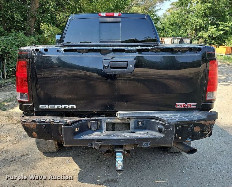 image for item DO2844 2011 GMC Sierra 2500HD Denali  Crew Cab pickup truck