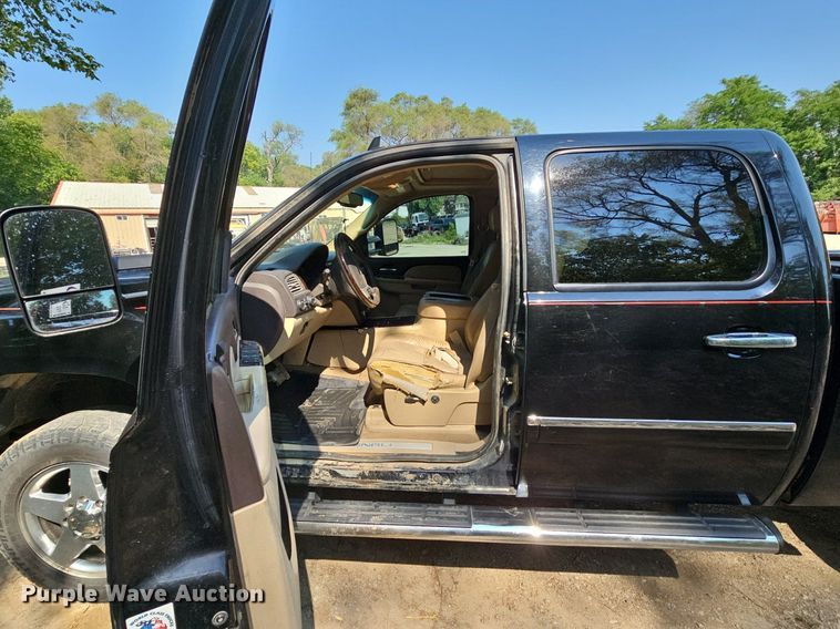 image for item DO2844 2011 GMC Sierra 2500HD Denali  Crew Cab pickup truck