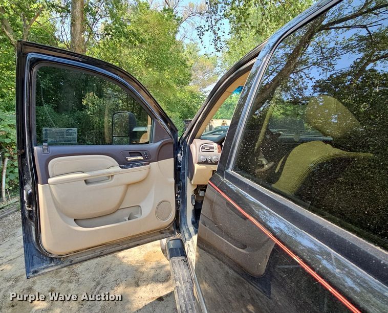 image for item DO2844 2011 GMC Sierra 2500HD Denali  Crew Cab pickup truck