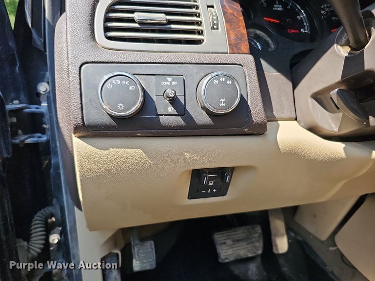 image for item DO2844 2011 GMC Sierra 2500HD Denali  Crew Cab pickup truck