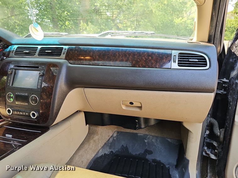 image for item DO2844 2011 GMC Sierra 2500HD Denali  Crew Cab pickup truck