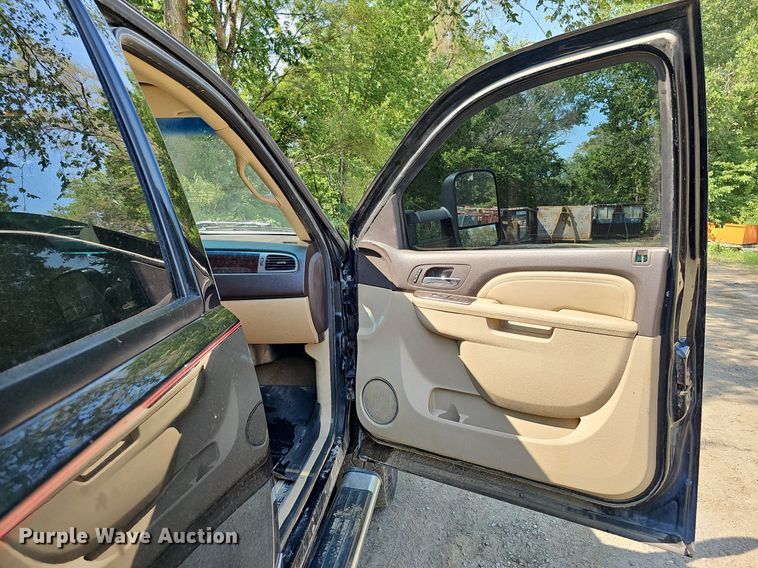 image for item DO2844 2011 GMC Sierra 2500HD Denali  Crew Cab pickup truck