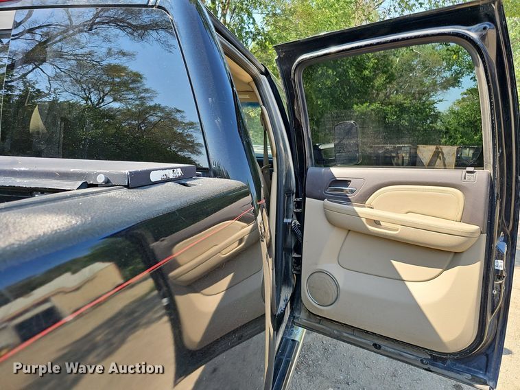 image for item DO2844 2011 GMC Sierra 2500HD Denali  Crew Cab pickup truck