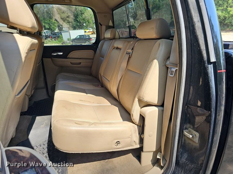 image for item DO2844 2011 GMC Sierra 2500HD Denali  Crew Cab pickup truck