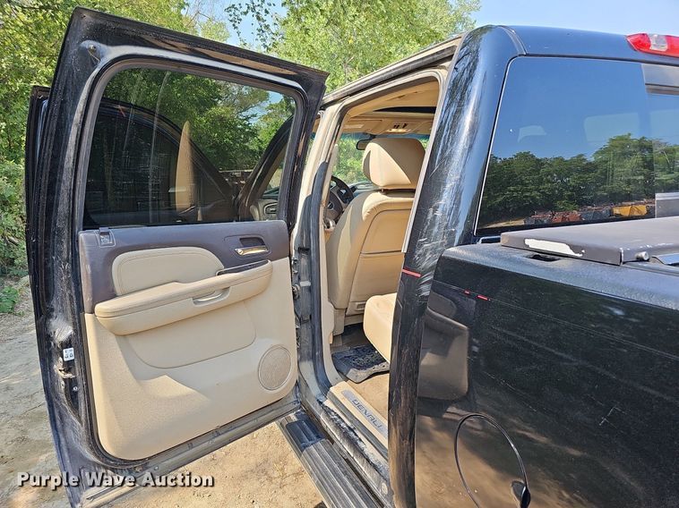 image for item DO2844 2011 GMC Sierra 2500HD Denali  Crew Cab pickup truck