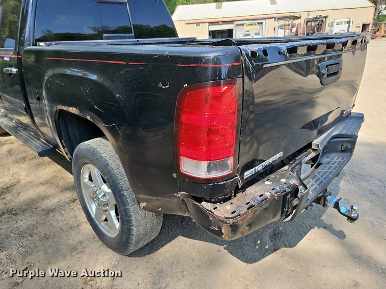 image for item DO2844 2011 GMC Sierra 2500HD Denali  Crew Cab pickup truck