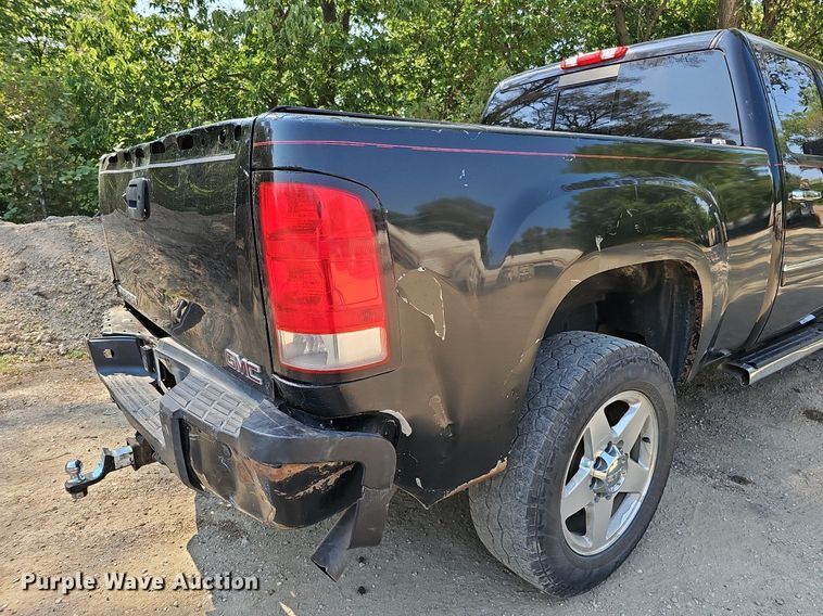 image for item DO2844 2011 GMC Sierra 2500HD Denali  Crew Cab pickup truck