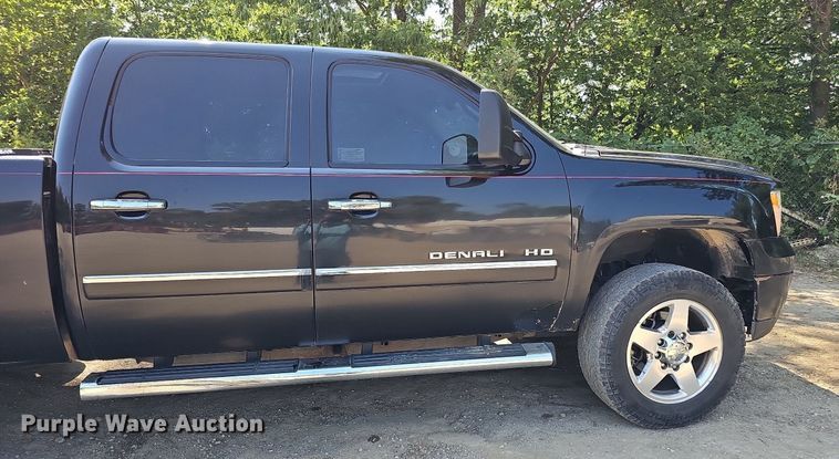image for item DO2844 2011 GMC Sierra 2500HD Denali  Crew Cab pickup truck