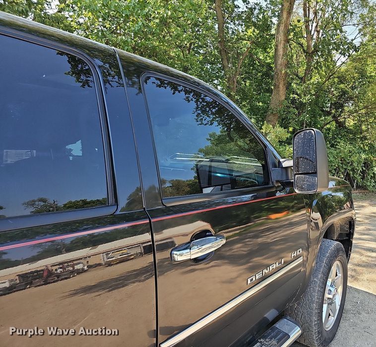 image for item DO2844 2011 GMC Sierra 2500HD Denali  Crew Cab pickup truck