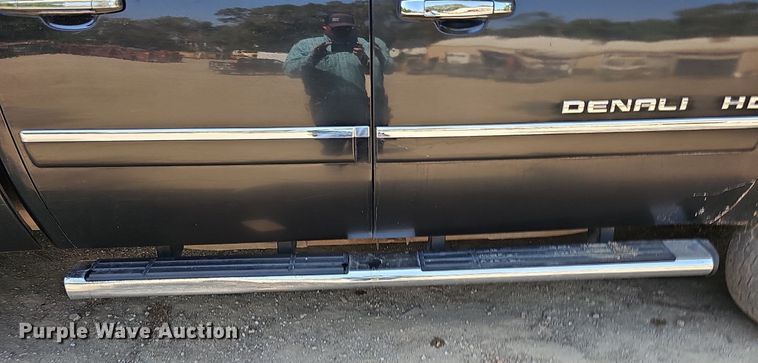 image for item DO2844 2011 GMC Sierra 2500HD Denali  Crew Cab pickup truck