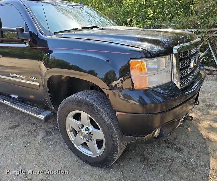 image for item DO2844 2011 GMC Sierra 2500HD Denali  Crew Cab pickup truck