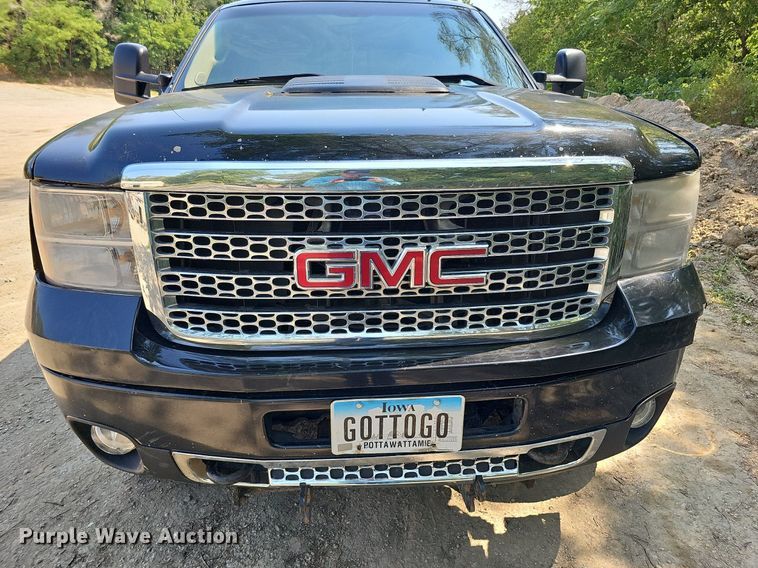 image for item DO2844 2011 GMC Sierra 2500HD Denali  Crew Cab pickup truck