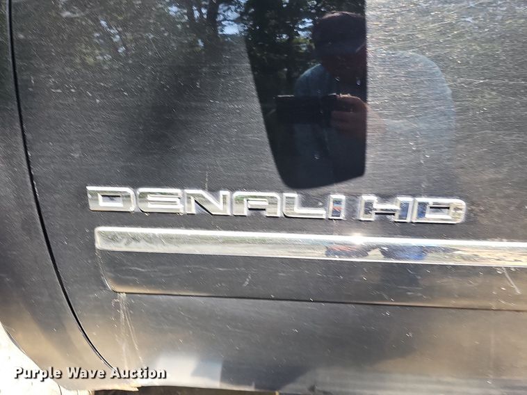 image for item DO2844 2011 GMC Sierra 2500HD Denali  Crew Cab pickup truck