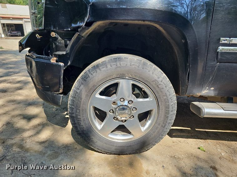 image for item DO2844 2011 GMC Sierra 2500HD Denali  Crew Cab pickup truck