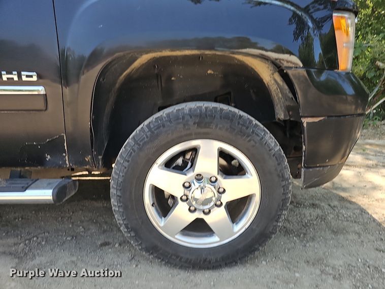 image for item DO2844 2011 GMC Sierra 2500HD Denali  Crew Cab pickup truck