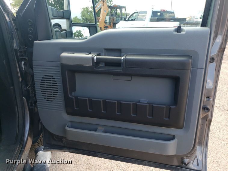 image for item DP8076 2013 Ford F350 Super Duty XLT  Crew Cab pickup truck