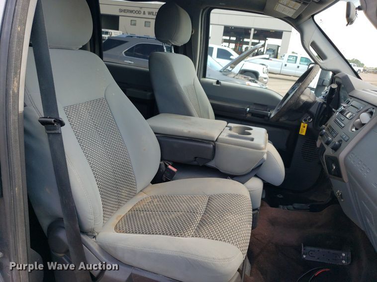 image for item DP8076 2013 Ford F350 Super Duty XLT  Crew Cab pickup truck