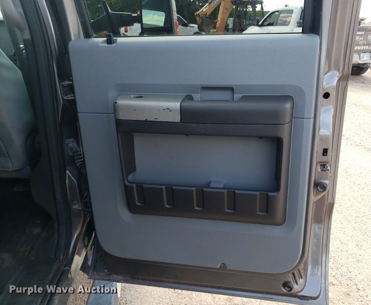 image for item DP8076 2013 Ford F350 Super Duty XLT  Crew Cab pickup truck