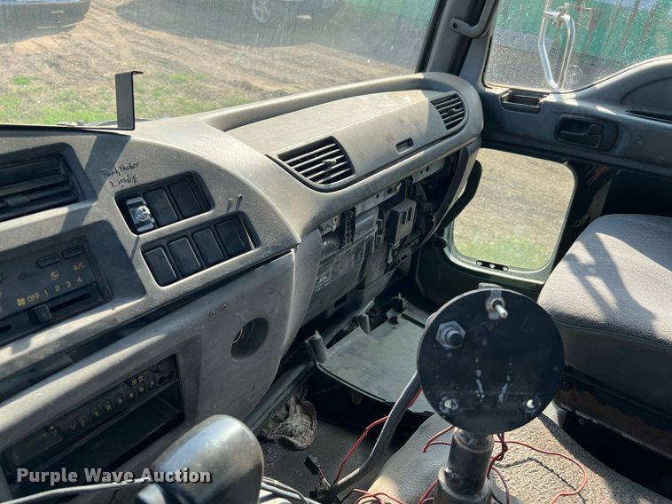 image for item DQ2085 2002 GMC T6500  flatbed truck