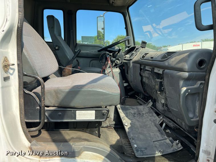 image for item DQ2085 2002 GMC T6500  flatbed truck