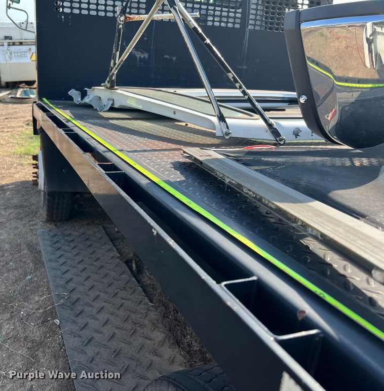 image for item DQ2085 2002 GMC T6500  flatbed truck