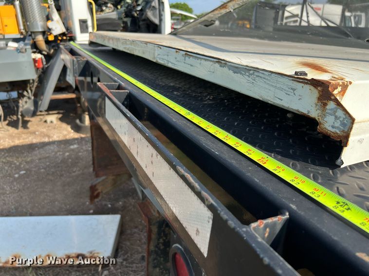 image for item DQ2085 2002 GMC T6500  flatbed truck