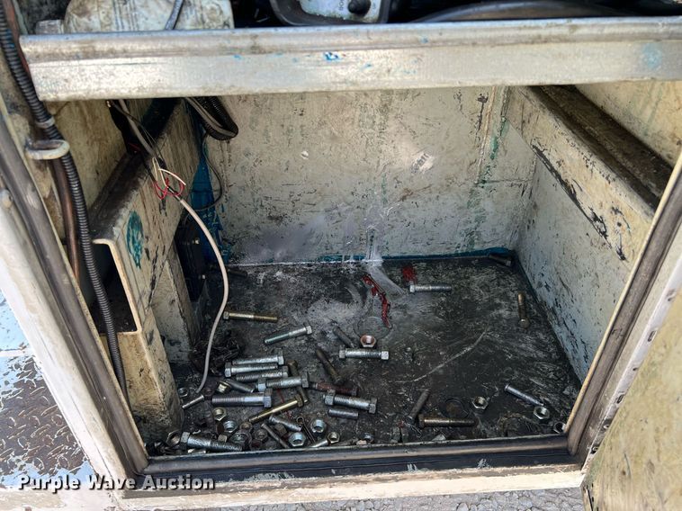 image for item DQ2110 2010 Ford F550  SuperCab utility / service truck