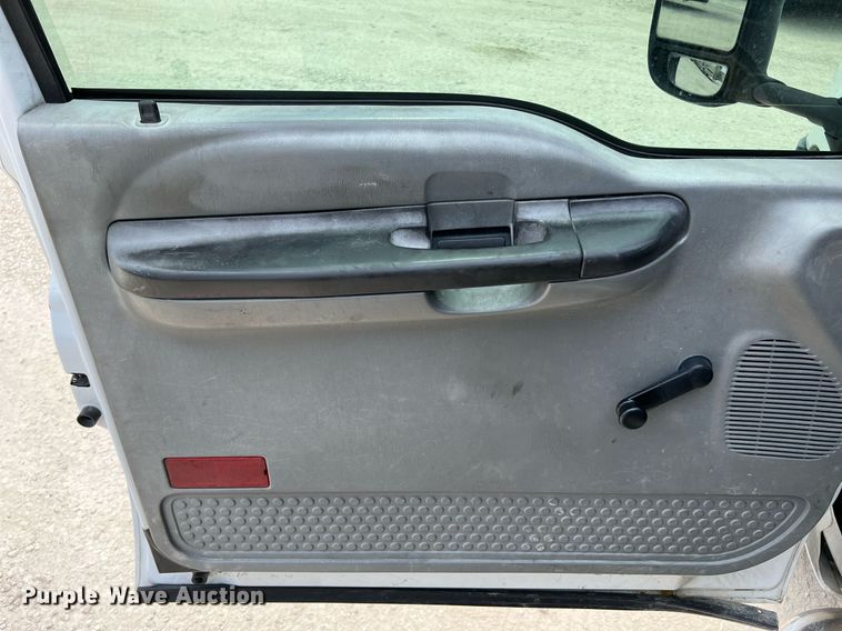 image for item DQ2111 2006 Ford F350 Super Duty  SuperCab utility / service truck