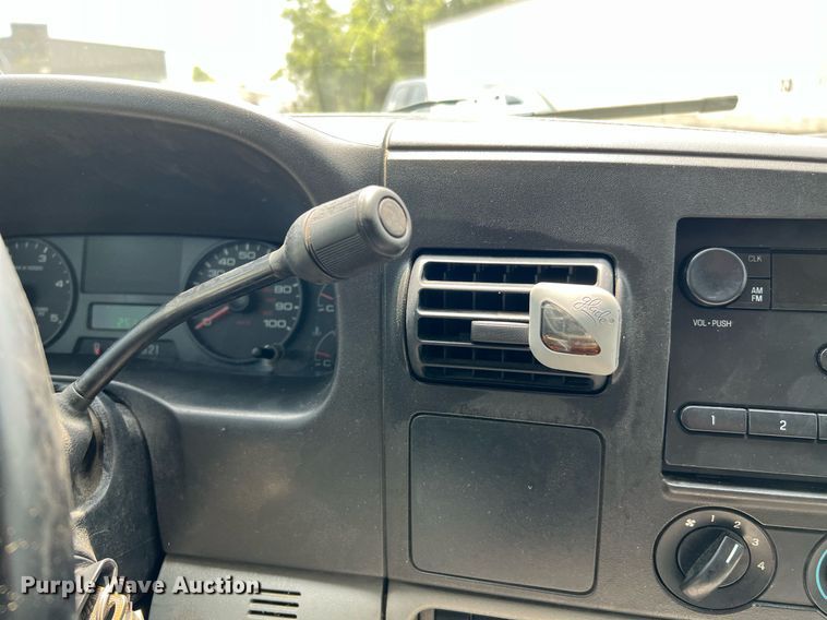 image for item DQ2111 2006 Ford F350 Super Duty  SuperCab utility / service truck