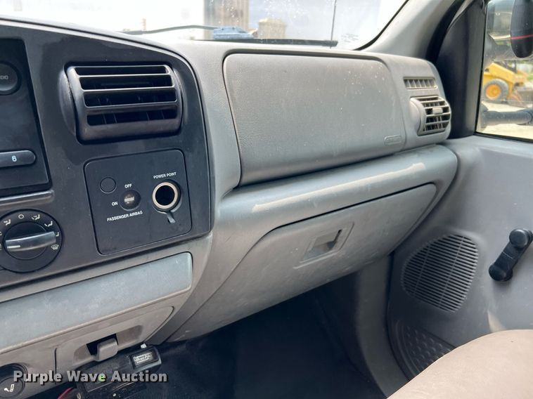 image for item DQ2111 2006 Ford F350 Super Duty  SuperCab utility / service truck