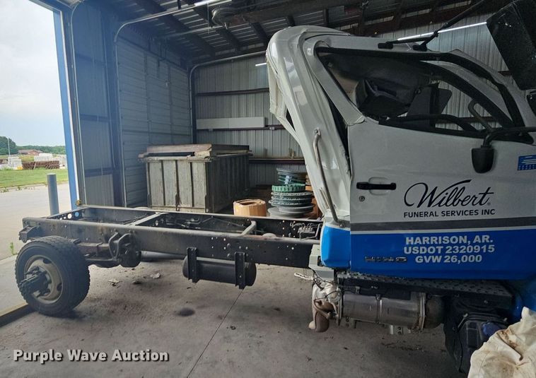 image for item DR3383 2020 Hino 268  truck cab and chassis