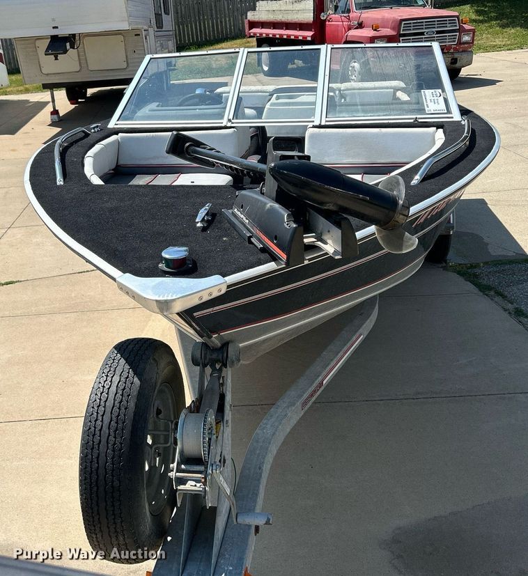 image for item DR4693 1990 Spectrum 18  boat