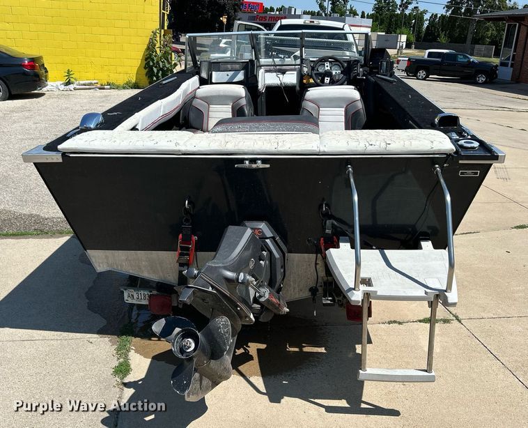 image for item DR4693 1990 Spectrum 18  boat