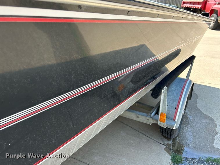 image for item DR4693 1990 Spectrum 18  boat