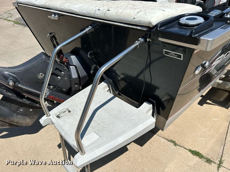 image for item DR4693 1990 Spectrum 18  boat