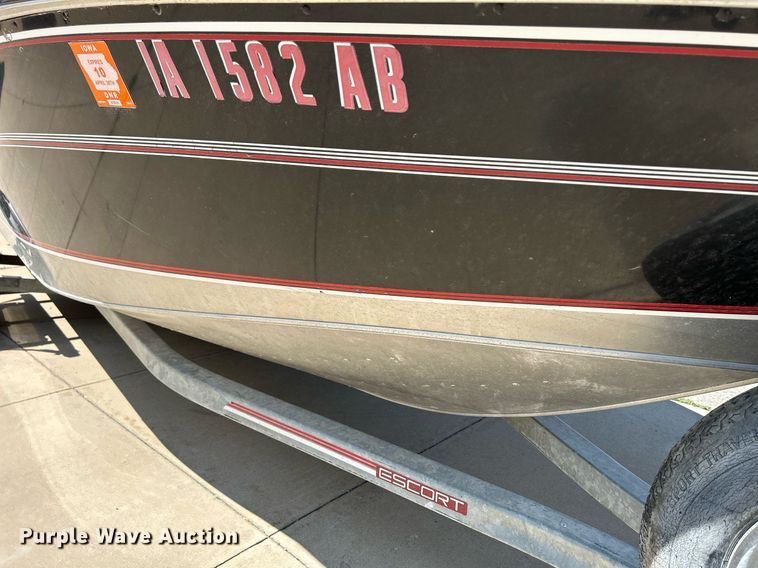 image for item DR4693 1990 Spectrum 18  boat