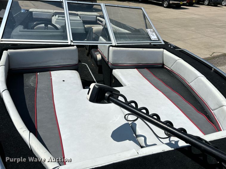 image for item DR4693 1990 Spectrum 18  boat