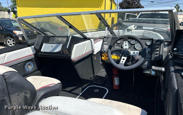 image for item DR4693 1990 Spectrum 18  boat