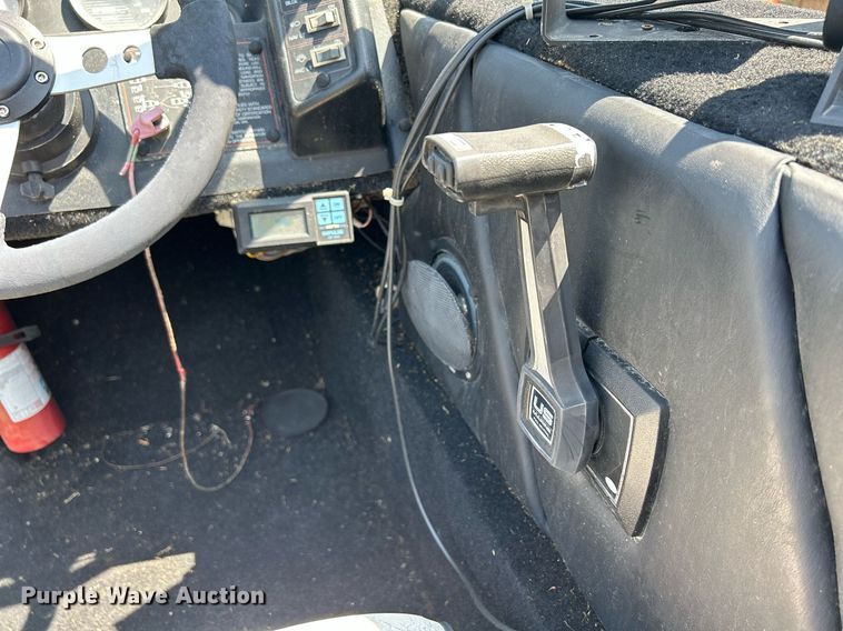 image for item DR4693 1990 Spectrum 18  boat