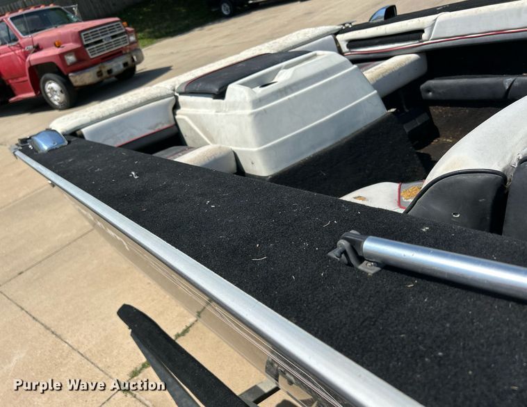 image for item DR4693 1990 Spectrum 18  boat