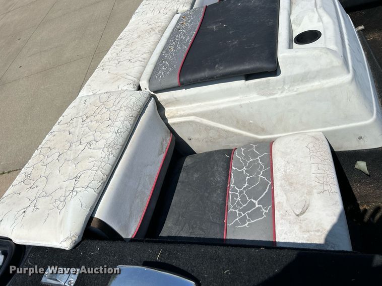 image for item DR4693 1990 Spectrum 18  boat