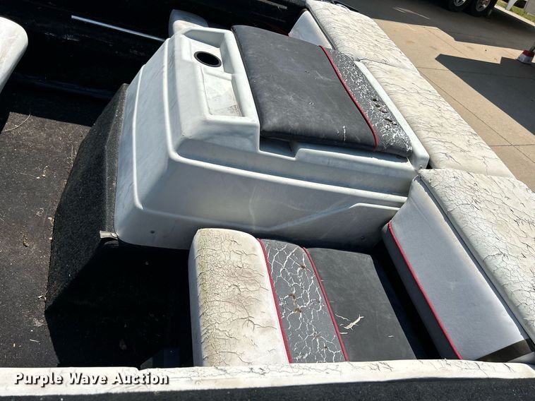 image for item DR4693 1990 Spectrum 18  boat